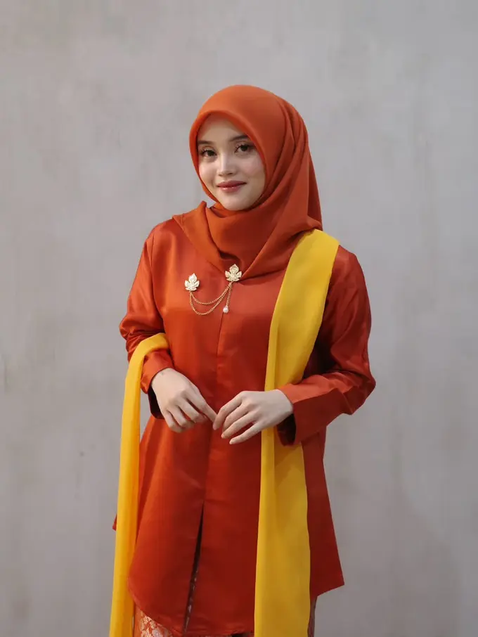 Anggun Berseri, Pesona Putri Delina Jadi Bridesmaid dalam Kebaya Kurung Serba Oranye