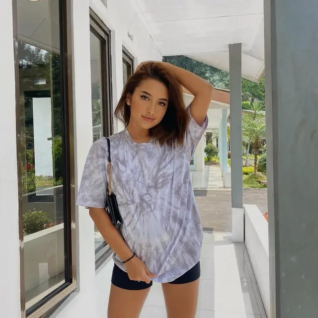 6 Potret Jennifer Coppen yang Gayanya Disebut Mirip Rahma Azhari
