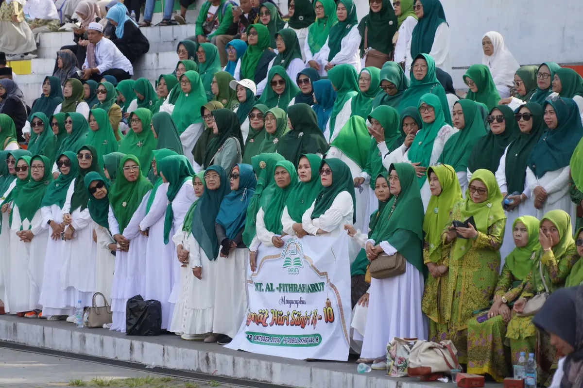 Rébuan santri ngagimbung di Alun-alun Garut, Jawa Barat. Arinyana nu miang ti pasantrén masing-masing di sabudeureun Garut téh boga maksud pikeun babarengan miéling Hari Santri Nasional (HSN) 2024. (Liputan6.com/Jayadi Supriadin)