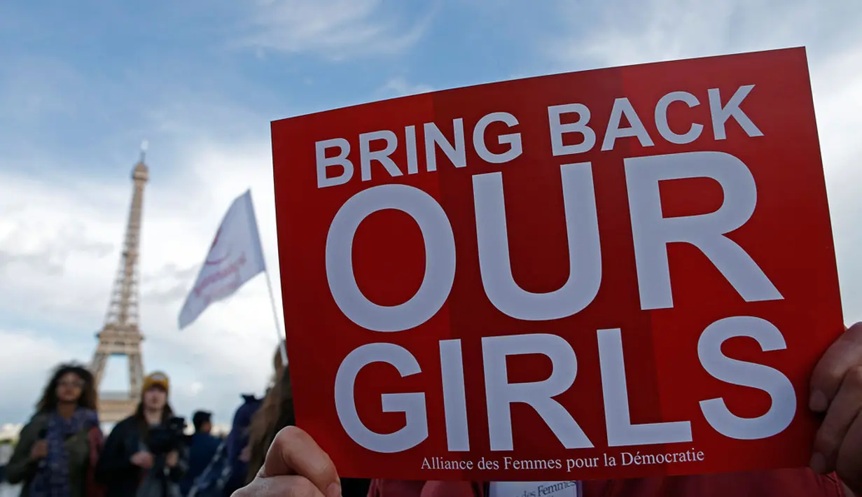 Di Paris, Perancis, (13/5/2014), beberapa anggota Aliansi Perempuan untuk Demokrasi melakukan aksi menentang penculikan gadis-gadis sekolah di Nigeria. (REUTERS/Christian Hartmann)