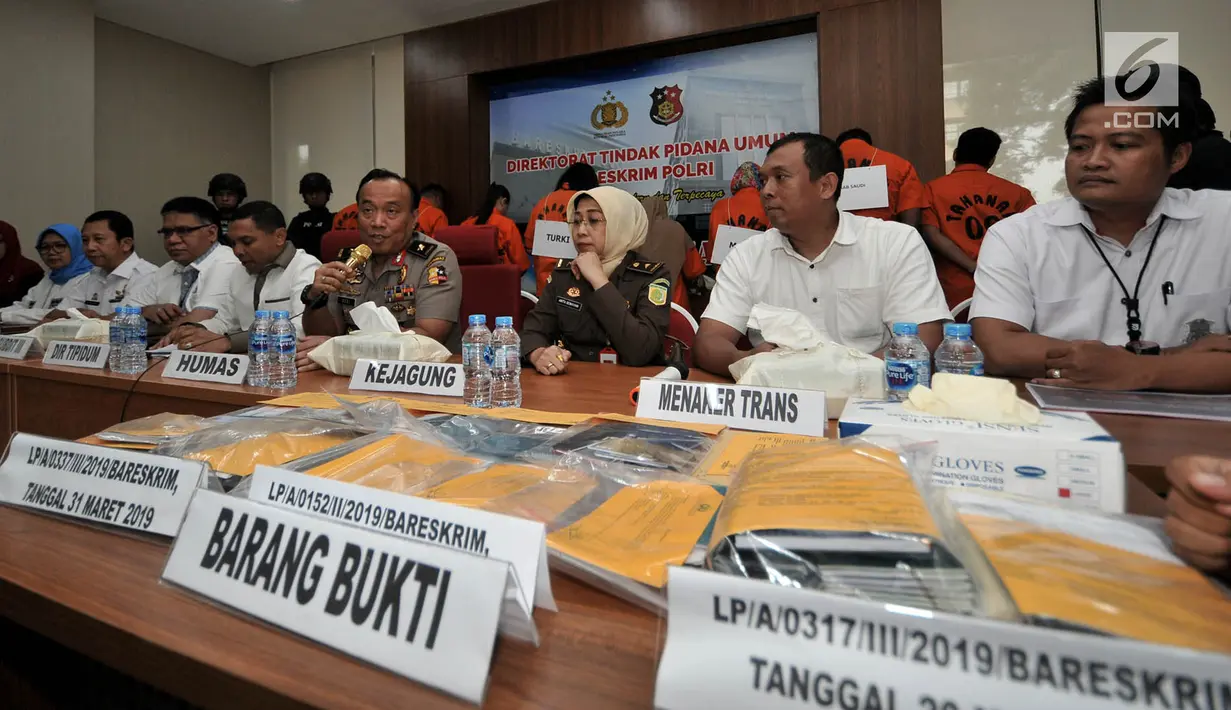 Karopenmas Divisi Humas Polri Brigjen Pol Dedi Prasetyo didampingi perwakilan Kemensos, Imigrasi, Kemnakertrans, dan Kejagung memberi keterangan saat rilis pengungkapan tindak pidana perdagangan orang (TPPO) di Gedung Bareskrim Polri, Jakarta, Selasa (9/4). (merdeka.com/Iqbal Nugroho)