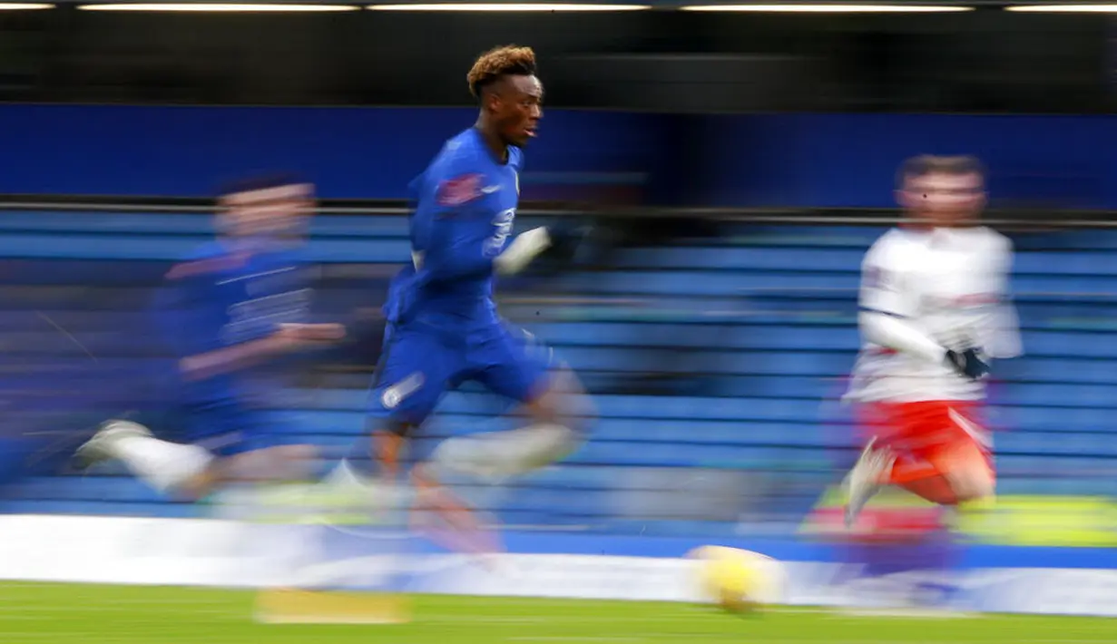 Striker Chelsea, Tammy Abraham, menggiring bola saat melawan Luton Town pada laga Piala FA di Stadion Stamford Bridge, Minggu (24/1/2021). Chelsea menang dengan skor 3-1. (AP/Ian Walton)