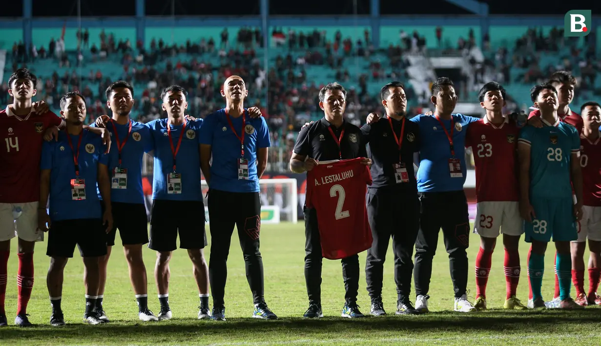 Sambil memegang jersey almarhum Alfin Lestaluhu, pelatih Bima sakti juga mempersembahkan kemenangan di laga semifinal ini untuk sang pemain yang pernah membela Timnas Indonesia U-16 pada tahun 2019. Semangat juang dan dedikasinya semasa membela Timnas U-16 dijadikan penyemangat dan cambuk untuk terus memberikan yang terbaik bagi Indonesia. (Bola.com/Bagaskara Lazuardi)