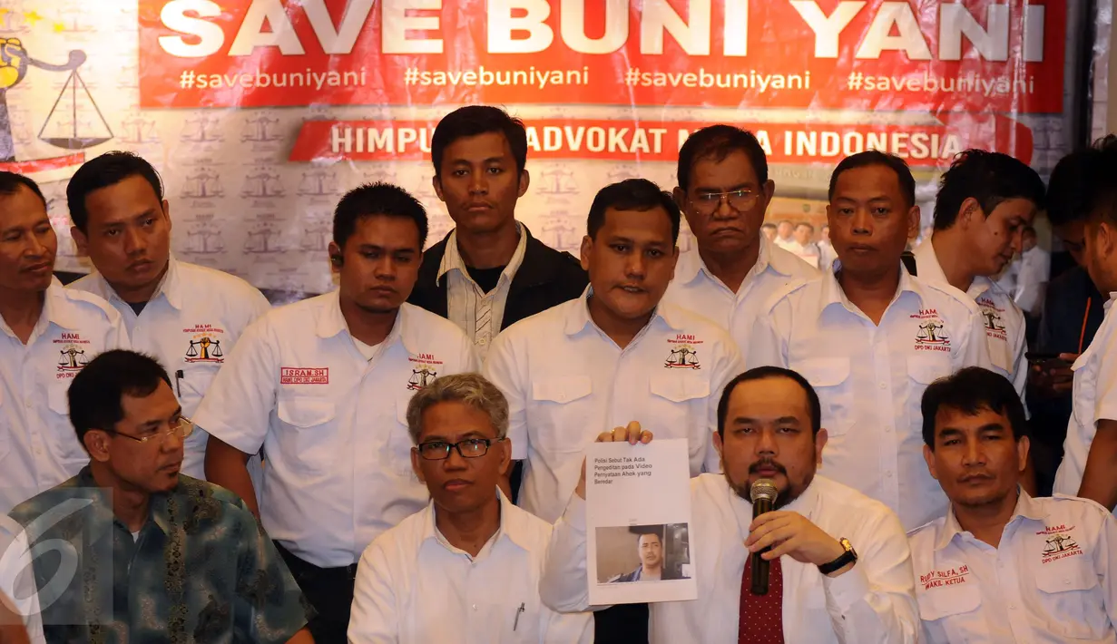 Kuasa hukum Buni Yani, Aldwin Rahadian menunjukan hasil print saat mengklarifikasi penyataan potensi Buni Yani jadi tersangka dalam kasus dugaan pelanggaran UU IT pada kasus dugaan penistaan agama, Jakarta (7/11). (Liputan6.com/Helmi Fithriansyah)