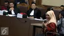 Ahli Hukum Pidana dan Kriminolog UI, Eva Achjani Zulfa (kanan) saat memberi kesaksian dalam sidang ke-22, kasus kematian Mirna Wayan Salihin di Pengadilan Negeri Jakarta Pusat, Jakarta, Senin (19/9). (Liputan6.com/Helmi Afandi)