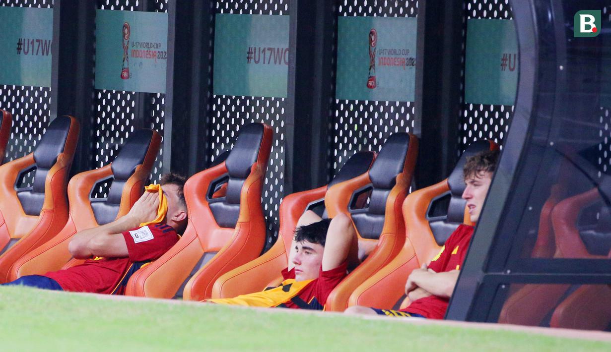 Sejumlah pemain Timnas Spanyol U-17 tampak pasrah karena tertinggal 0-1 dari Jerman U-17. Sementara waktu pertandingan akan segera berakhir. (Bola.com/M Iqbal Ichsan)