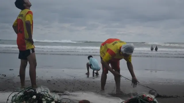 Nelayan Cilacap ada yang memilih menjaring ikan dari pinggir pantai. (Foto: Liputan6.com/Muhamad Ridlo)