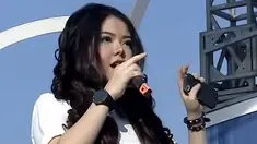 Tina Toonita membawakan lagu Siapa Kamu dalam acara inBox SCTV (18/07/2014). 