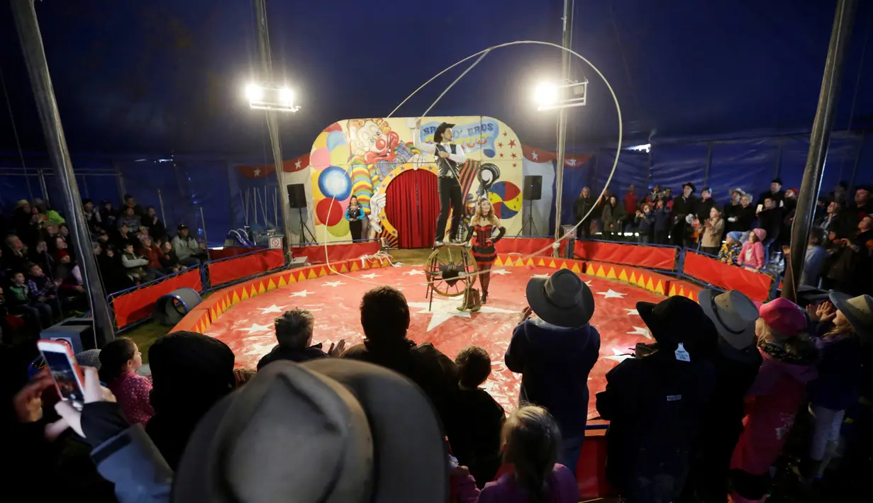 Brophy Bros memberi pertunjukan sirkus Warren Brophy menggunakan kayu panjang selebar 70 kaki saat Festival Deni Ute Muster di Deniliquin, New South Wales, Australia, (1/10). (REUTERS/Jason Reed)