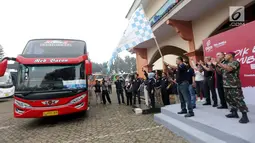 Dirut PT PGN Jobi Triananda Hasjim melepas peserta mudik tujuan Jawa Barat, Jawa Tengah, dan Jawa Timur di Lapangan Marinir  Cilandak KKO Jakarta, Kamis (22/6). Pemudik terdiri dari cleaning service, office boy dan supir bajaj. (Liputan6.com/Pool)