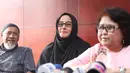 Putri Aisyah Aminah dan kuasa hukumnya, Elza Syarief saat jumpa pers, Jakarta, Kamis (23/3). Putri Aisyah Aminah membeberkan perihal perampas telepon geggam milik asistan rumah tangganya yang berujung pada laporan di Polda. (Liputan6.com/Herman Zakharia)