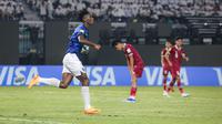 Selebrasi pemain Timnas Ekuador U-17, Allen Obando setelah mencetak gol penyeimbang 1-1 ke gawang Timnas Indonesia U-17 pada laga pertama Grup A Piala Dunia U-17 di Stadion Gelora Bung Tomo, Surabaya, Jumat (10/11/2023) malam WIB. (Bola.com/Bagaskara Lazuardi)