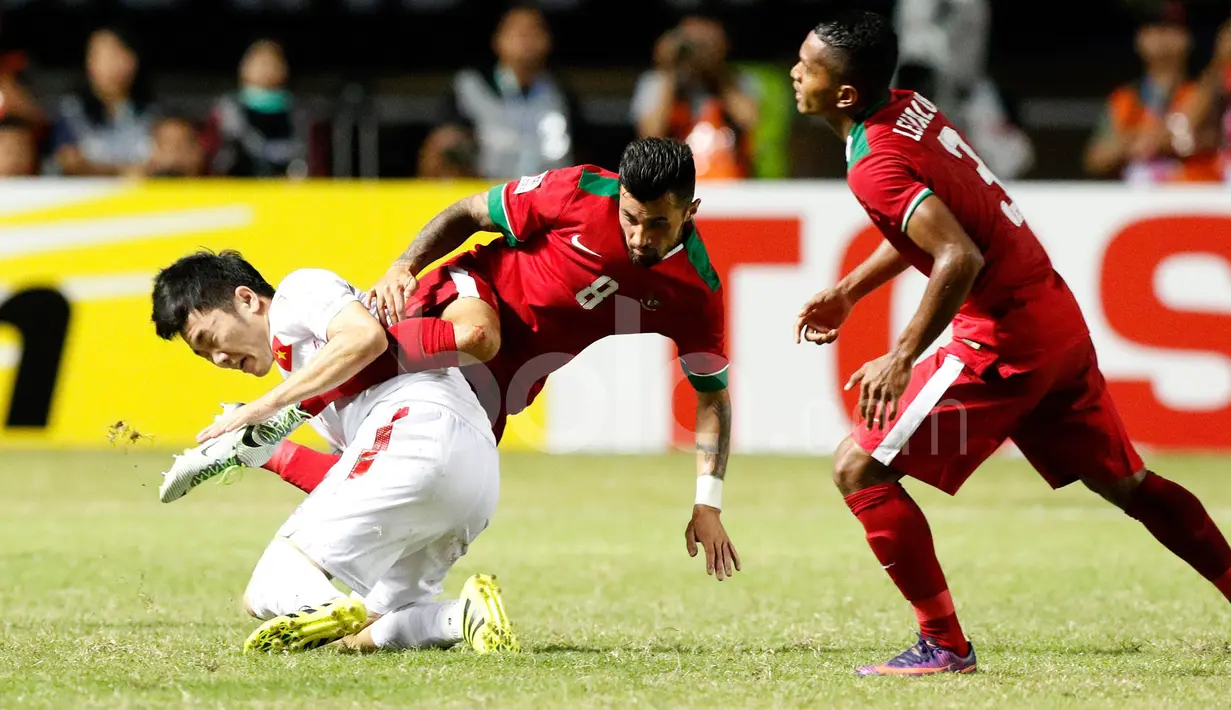 Pemain Indonesia, Stefano Lilipaly, berduel dengan pemain Vietnam dalam laga leg pertama semifinal Piala AFF 2016 di Stadion Pakansari, Bogor, Sabtu (3/12/2016). (Bola.com/Peksi Cahyo)