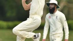 Pemain Inggris Chris Woakes bersiap melempar bola saat bertanding melawan Cricket Australia XI pada hari ketiga pertandingan tur empat hari Ashes di Stadion Tony Ireland di Townsville (17/11). (AFP Photo/Peter Parks)