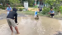 Warga Palas Tebar Lele di Jalan Rusak, Tagih Janji Bupati Lampung Selatan