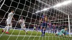 Pemain Bayern Munchen Joshua Kimmich (kedua kiri) melakukan selebrasi usai mencetak gol ke gawang Barcelona pada pertandingan perempat final Liga Champions di Stadion Luz, Lisbon, Portugal, Jumat (14/8/2020). Bayern Munchen membantai Barcelona dengan skor 8-2. (AP Photo/Manu Fernandez/Pool)