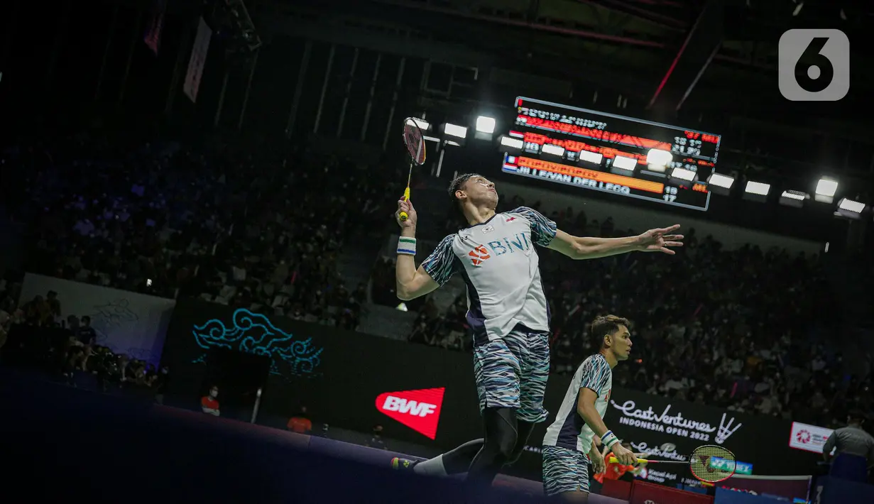 Ganda putra Indonesia Fajar Alvian/Muhammad Rian Ardianto mengembalikan kok Goh Zse Fei/Nur Izzuddin dari Malaysia saat tampil dalam Indonesia Open 2022 di Istora Senayan, Jakarta, Rabu (15/6/2022). Fajar Alvian/Muhammad Rian Ardianto menang dengan skor 21-19, 21-14. (Liputan6.com/Faizal Fanani)