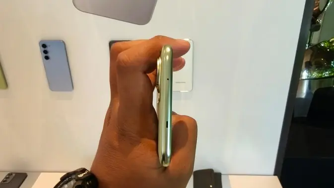 <p>Tecno Spark 40 Pro+ tampilan body atas. Oleh Matahari Kartika Purusakara/Liputan6.com</p>
