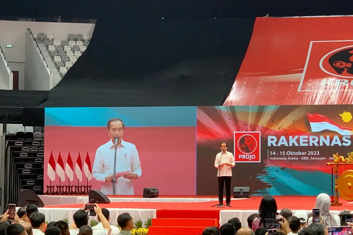 Presiden Joko Widodo (Jokowi) membuka Rakernas VI Projo yang digelar di Indonesia Arena, Gelora Bung Karno, Senayan, Sabtu (14/10/2023). (Liputan6.com/Delvira Hutabarat)