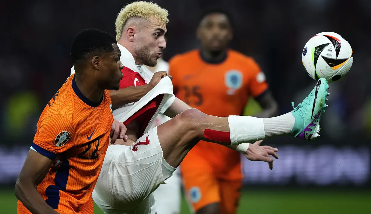 Striker Timnas Turki, Baris Alper Yilmaz berusaha mengontrol bola di samping bek Timnas Belanda, Denzel Dumfries pada laga perempatfinal Euro 2024 di Olympiastadion, Berlin, Jerman, Sabtu (6/7/2024). (AP Photo/Ebrahim Noroozi)