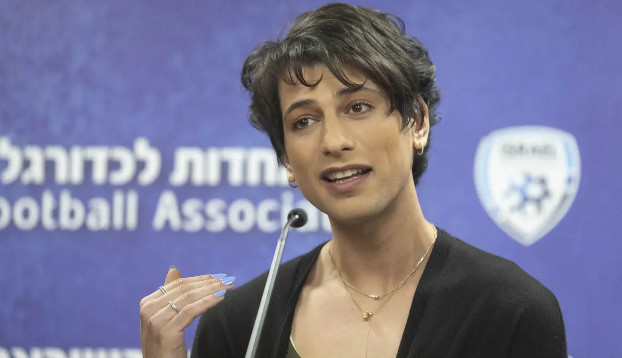 Wasit sepak bola Israel, Sapir Berman memberikan konferensi pers di Ramat Gan, pada Selasa (27/4/2021). Sapir Berman menyatakan diri sebagai seorang transgender dan menjadi satu-satunya perempuan dalam liga papan atas olah raga di negara itu. (AP Photo/Sebastian Scheiner)