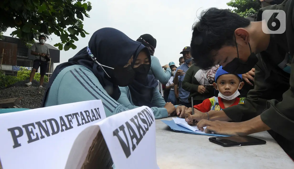 Warga menjalani pendataan saat melakukan vaksinasi booster COVID-19 di Balai RW 04, Ciganjur, Jakarta Selatan, Senin (18/7/2022). Wajib vaksinasi ketiga atau booster COVID-19 untuk perjalanan dan masuk ke ruang publik diberlakuan untuk mengejar cakupan vaksin booster yang hingga saat ini baru mencapai 25,33 persen. (merdeka.com/Arie Basuki)