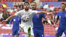 Gelandang timnas Rumania, Adrian Paun menendang bola di sebelah bek Timnas Inggris, Luke Shaw pada laga pemanasan jelang Piala Eropa 2020 di Riverside Stadium, Minggu (6/6/2021). Bertanding menghadapi Rumania, Inggris menang tipis 1-0. (Paul Ellis, Pool via AP)