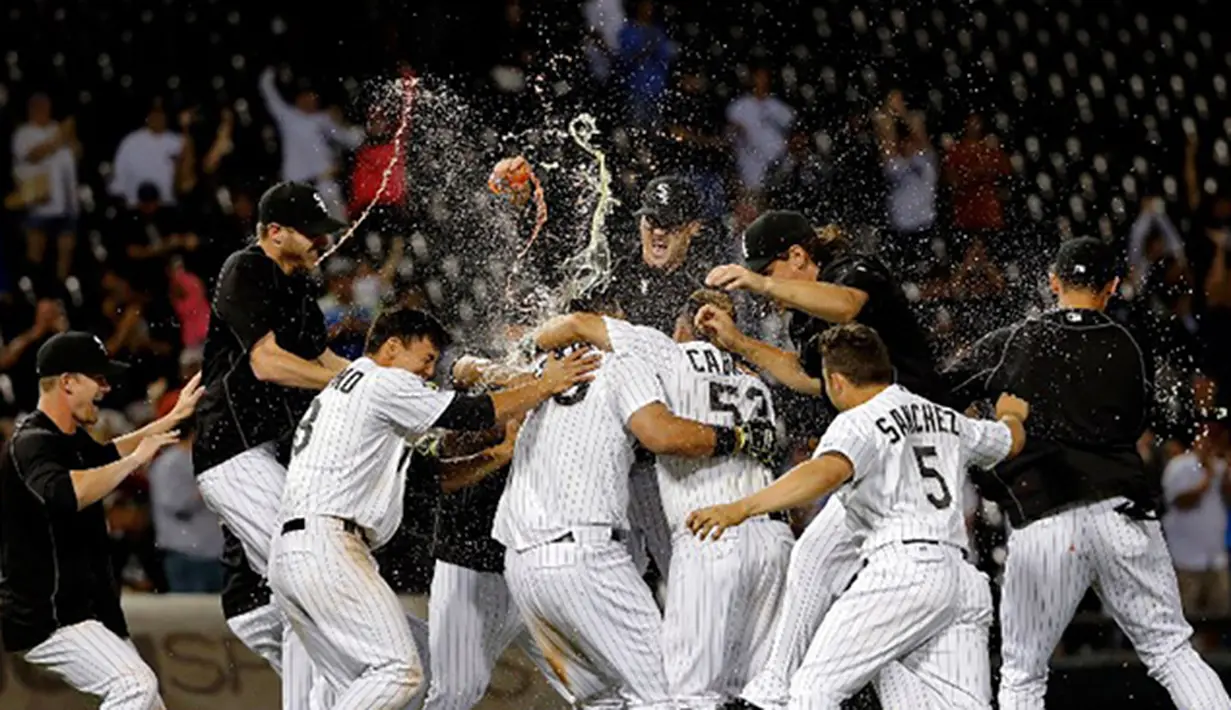 Tim Baseball Chicago White Sox merayakan kemenangan saat bertanding melawan Los Angeles Angels di Chicago, US, Rabu (12/8/2015). (AFP/Getty Images/Jon Durr)