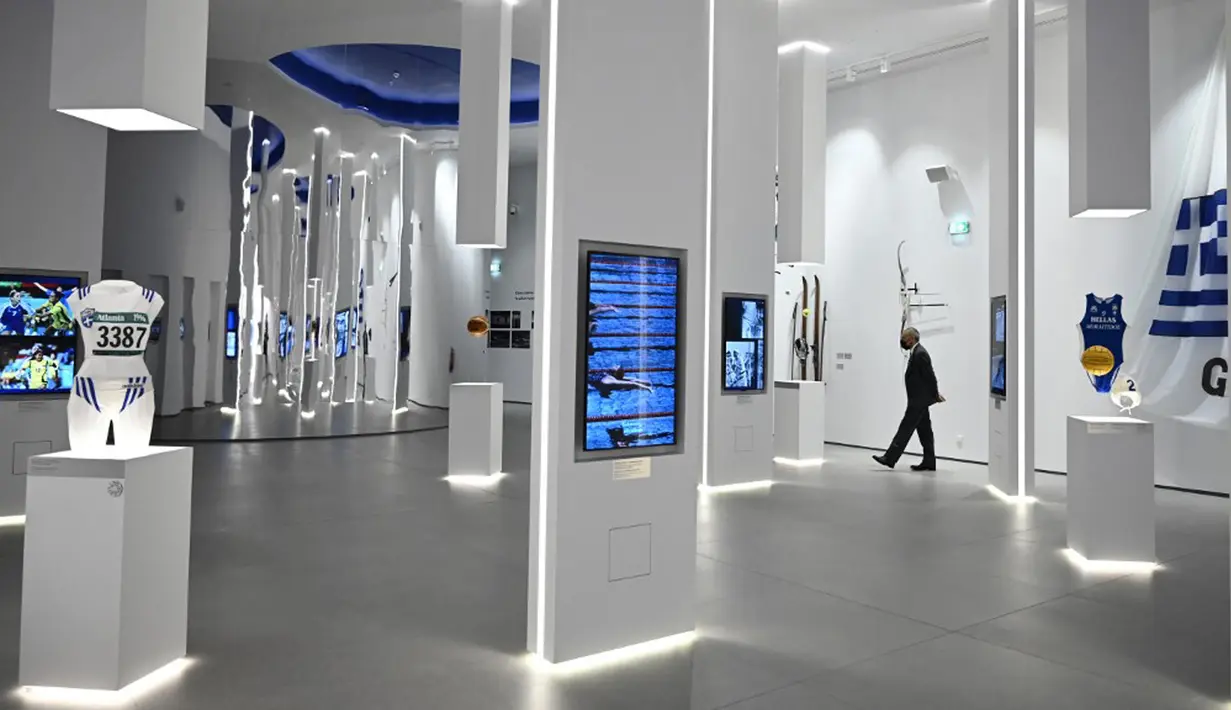 Seorang pria berjalan di Museum Olimpiade Athena yang baru pada 25 Mei 2021. Kompleks dibuka untuk umum pada 14 Mei setelah berulang kali menunda peresmiannya karena COVID-19. (Aris MESSINIS/AFP)