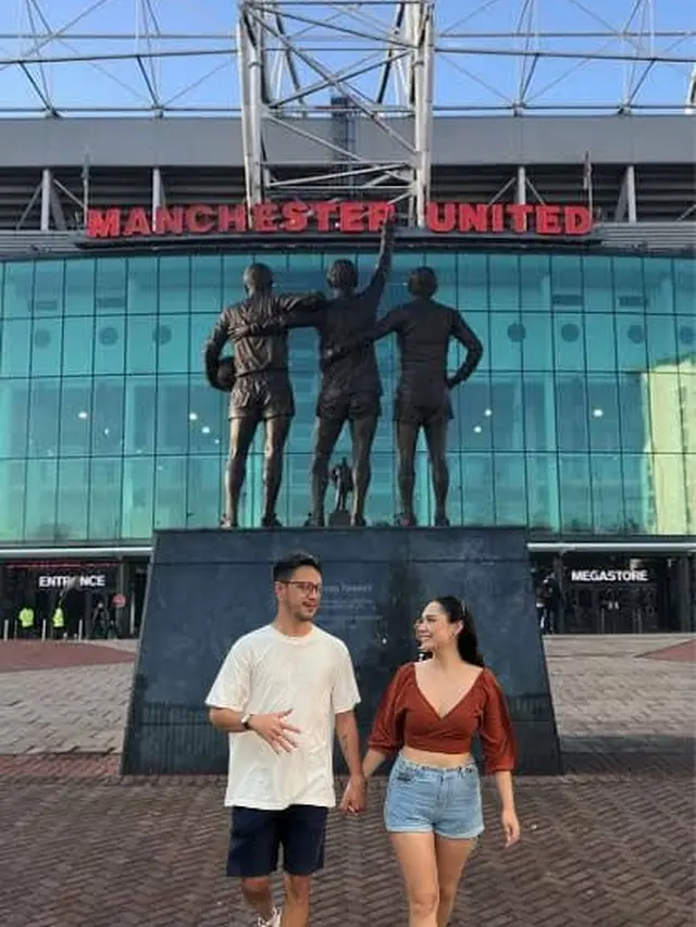 Pria Ini Minta Foto Bareng Pacar Diedit Agar Romantis, 10 Hasilnya Nyeleneh Banget