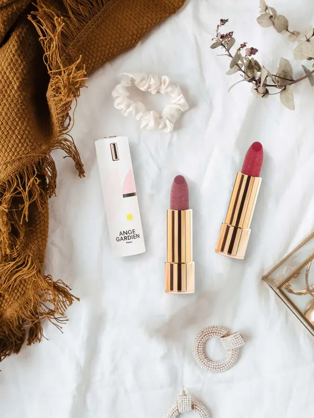 Merayakan Hari Perempuan Internasional dengan Koleksi Lipstik Matte Bertekstur Glitter