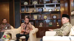 Ketua DPR Ade Komarudin (kanan) saat berbincang dengan Dirjen Pajak Ken Dwijugiasteadi di Jakarta (28/3). Ini merupakan inovasi untuk mempermudah dalam transaksi pembayaran atau pelaporan pajak. (Liputan6.com/Angga Yuniar)