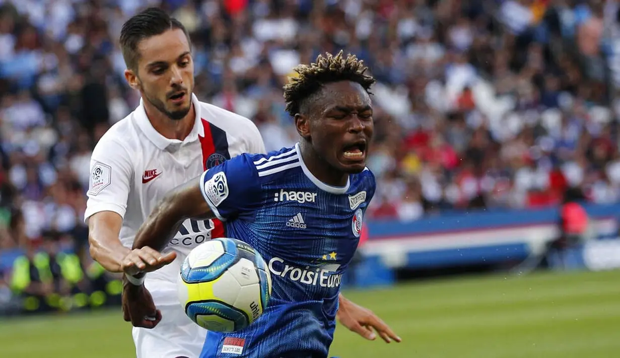Pemain PSG, Pablo Sarabia, berebut bola dengan pemain Strasbourg, Mohamed Simakan, pada laga Liga 1 Prancis di Stadion Parc des Princes, Sabtu (14/9). PSG menang 1-0 atas Strasbourg. (AP/Francois Mori)