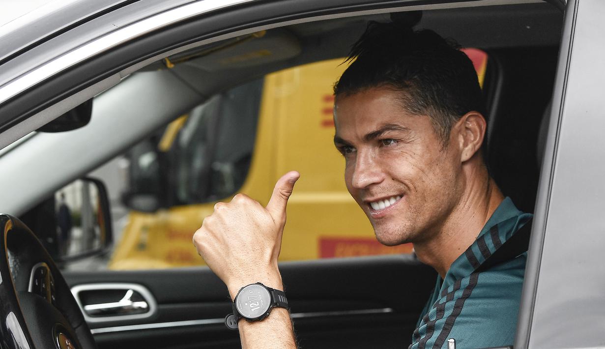 Striker Juventus, Cristiano Ronaldo, saat tiba di Pusat Latihan Juventus, Turin, Selasa (19/5/2020). Sejumlah pemain Juventus telah tiba di Turin untuk memulai latihan jelang bergulirnya kembali Serie A. (AP/Fabio Ferrari)