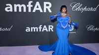 Lizzo Tampil Unik di Cannes, Pakai Gaun Biru dengan Kalung Puting Bertabur Berlian