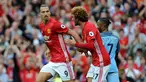 Zlatan Ibrahimovic (kiri) menambah pundi-pundi golnya saat bersua Manchester City pada Premier League Old Trafford, Manchester, Britain, (10/11/2016). Ibahimovic telah mengoleksi 4 gol. (EPA/Peter Powell)