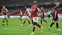 Penyerang Arsenal, Eddie Nketiah, merayakan gol ke gawang Dundalk pada laga kedua Grup B Liga Europa di Stadion Emirates, Jumat (30/10/2020) dini hari WIB. Pada laga itu, The Gunners menang 3-0 atas Dundalk. (AFP/Glyn Kirk)
