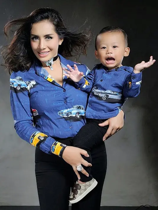 "Sesuatu berubah karena diri sendiri itu lebih endol. Dulu aku pake jilbab, semua baju seksi masih aku simpen, sekarang mau aku buang semua," ujarnya dalam video Insta Story. (instagram/shintabachir86_real)