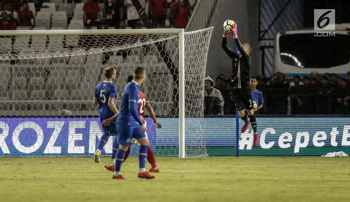 Kiper Islandia, Runar Alex Runarsson menangkap bola pada pertandingan antara Timnas Indonesia melawan Islandia di Stadion Gelora Bung Karno (GBK), Senayan, Jakarta, Minggu (14/1). Indonesia kalah dengan skor 1-4. (Liputan6.com/Faizal Fanani)