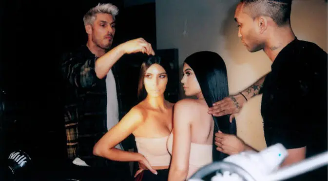 Kim Kardashian dan Kylie Jenner saat pemotretan untuk KKW x Kylie. (instagram.com/kimkardashian)