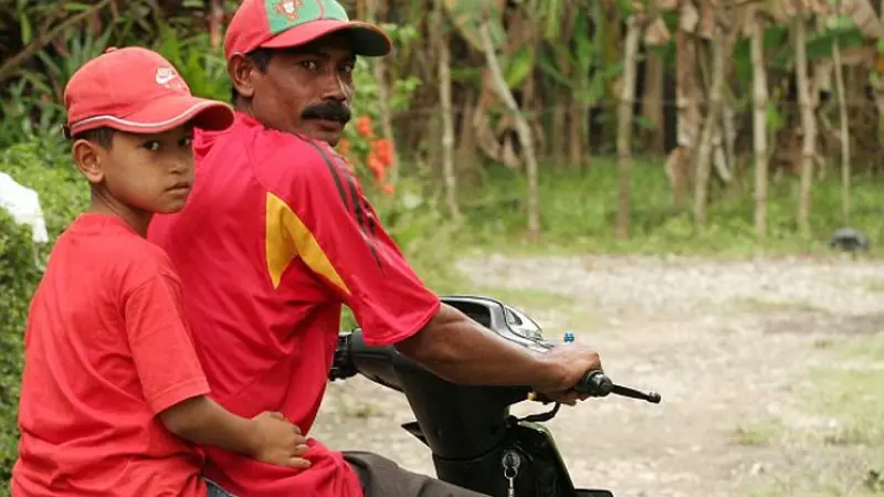 Martunis kecil bersama ayah kandungnya, Sarbini (Reuters)