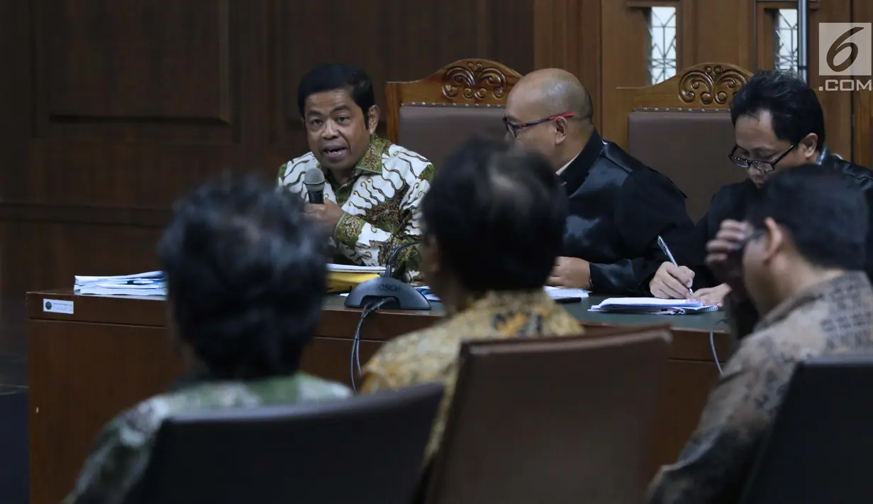 Terdakwa dugaan penerimaan suap terkait kerja sama pembangunan PLTU Riau-1, Idrus Marham (kiri) memberi sanggahan atas keterangan saksi saat sidang lanjutan di Pengadilan Tipikor, Jakarta, Kamis (7/2). (Liputan6com/Helmi Fithriansyah)