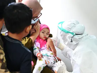 Seorang anak menjalani tes virus corona COVID-19 di Banda Aceh, Aceh, Jumat (13/8/2021). Berdasarkan data covid19.acehprov.go.id pada 12 Agustus 2021 hingga pukul 18.00, kasus COVID-19 di Aceh sebanyak 26.309, dalam perawatan 6.208, sembuh 18.970, dan meninggal 1.131. (CHAIDEER MAHYUDDIN/AFP)