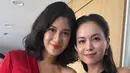 Aplikasi lipstik warna pink dengan sentuhan gloss untuk tampilan bibir yang sehat. [@therealdisastr].