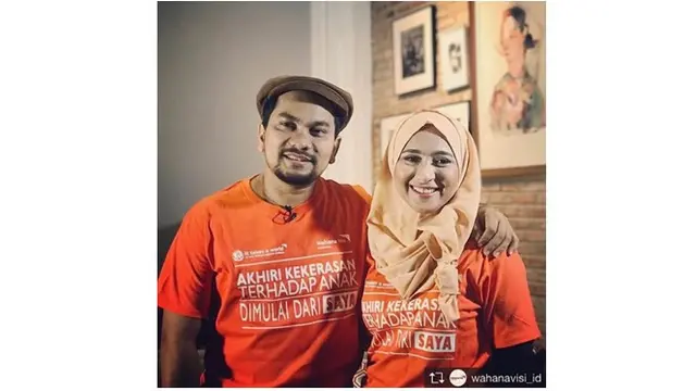 Tompi menikah dengan Arti Indira pada 2006, keduanya terlihat romantis.