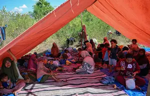 Gempa Susulan Lagi, Warga Reo Manggarai Berhamburan Keluar Tenda