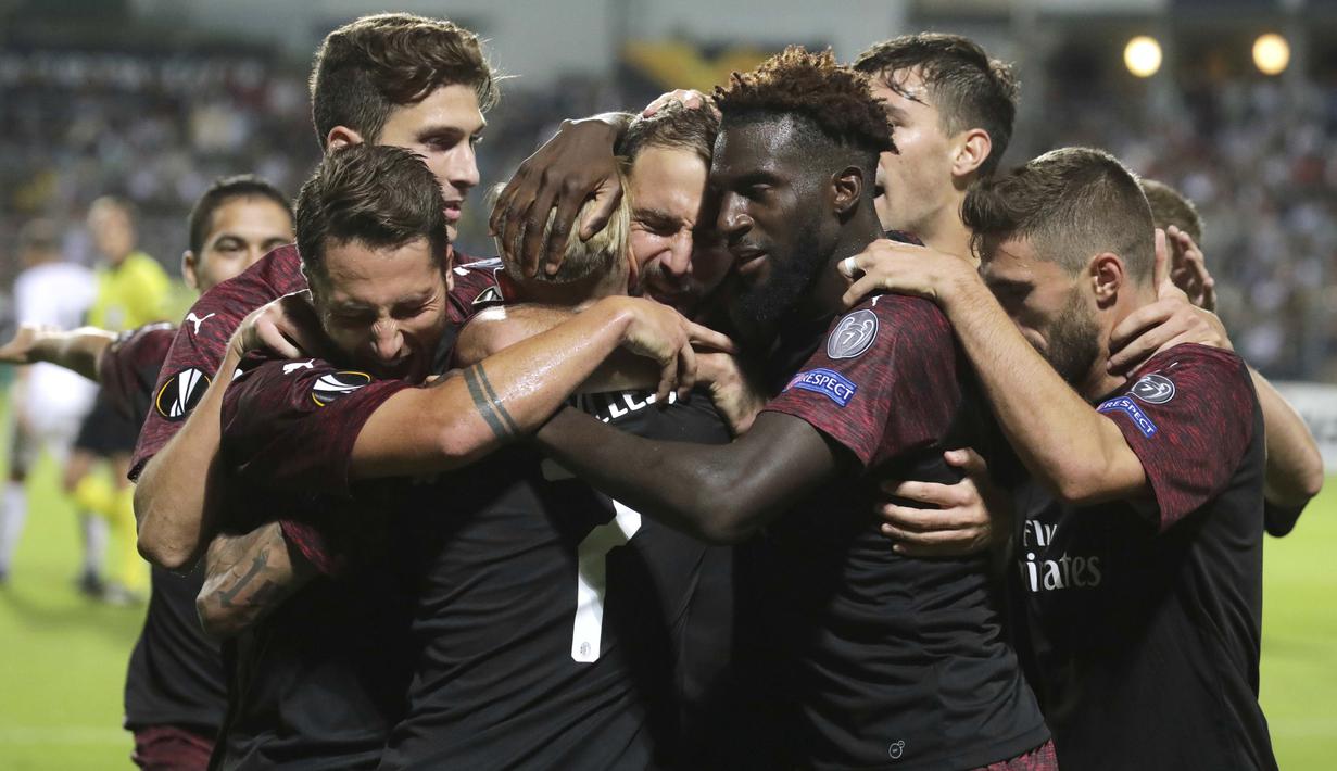 Para pemain AC Milan merayakan gol yang dicetak oleh Gonzalo Higuain ke gawang F91 Dudelange pada laga Liga Europa di StadionJosy Bathel, Letzebuerg, Kamis (20/9/2018). AC Milan menang 1-0 atas F91 Dudelange. (AP/Olivier Matthys)