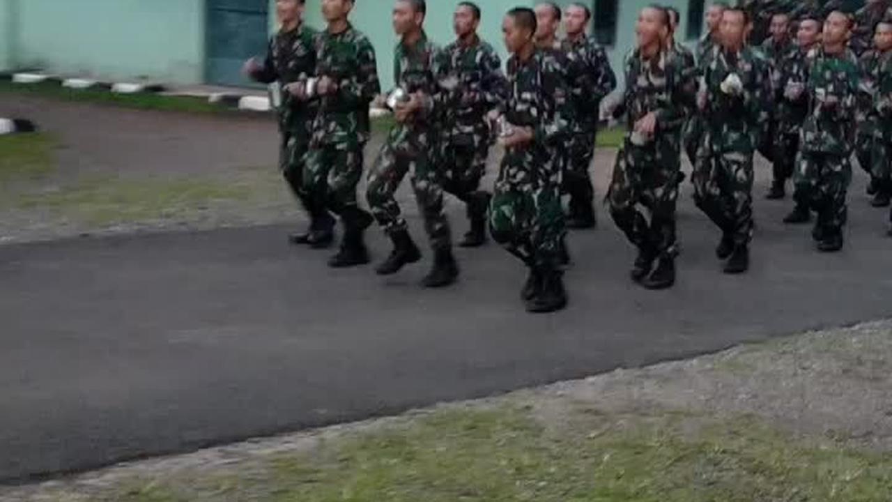 VIDEO: Biar Ingat Adinda, Prajurit TNI Nyanyi 'Rindu Setengah Mati' Sambil Lari