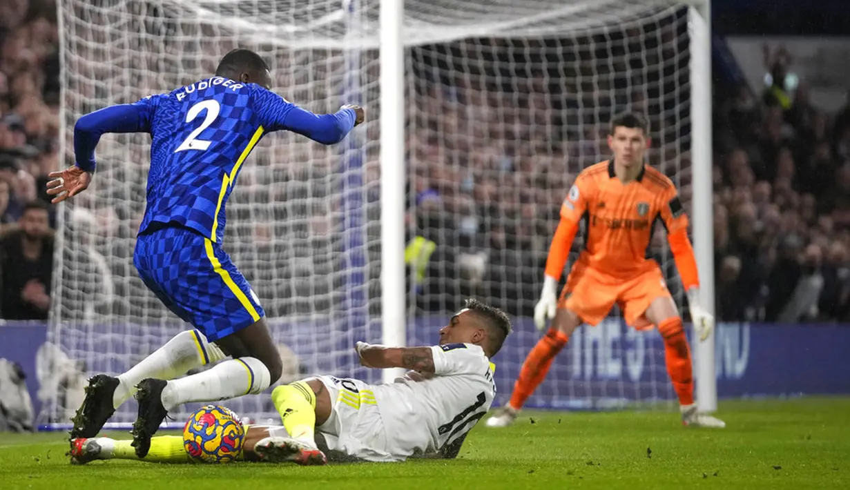 Pemain Chelsea Antonio Rudiger (kiri) ditekel oleh pemain Leeds United Raphinha pada pertandingan sepak bola Liga Inggris di Stadion Stamford Bridge, London, Inggris, 11 Desember 2021. Chelsea menang 3-2. (AP Photo/Matt Dunham)