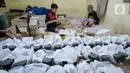 Pekerja sedang menyelesaikan produksi home industri sepatu wanita pesanan pembeli di Pamulang, Tangerang Selatan, Banten,  Rabu (14/10/2020). Pada masa pandemi ini pemesanan sepatu turun 40 persen dibandingkan sebelum Covid-19. (merdeka.com/Dwi Narwoko)